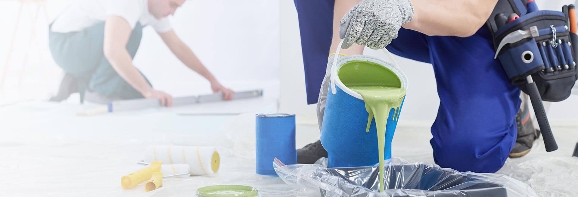 Família pintando uma residência